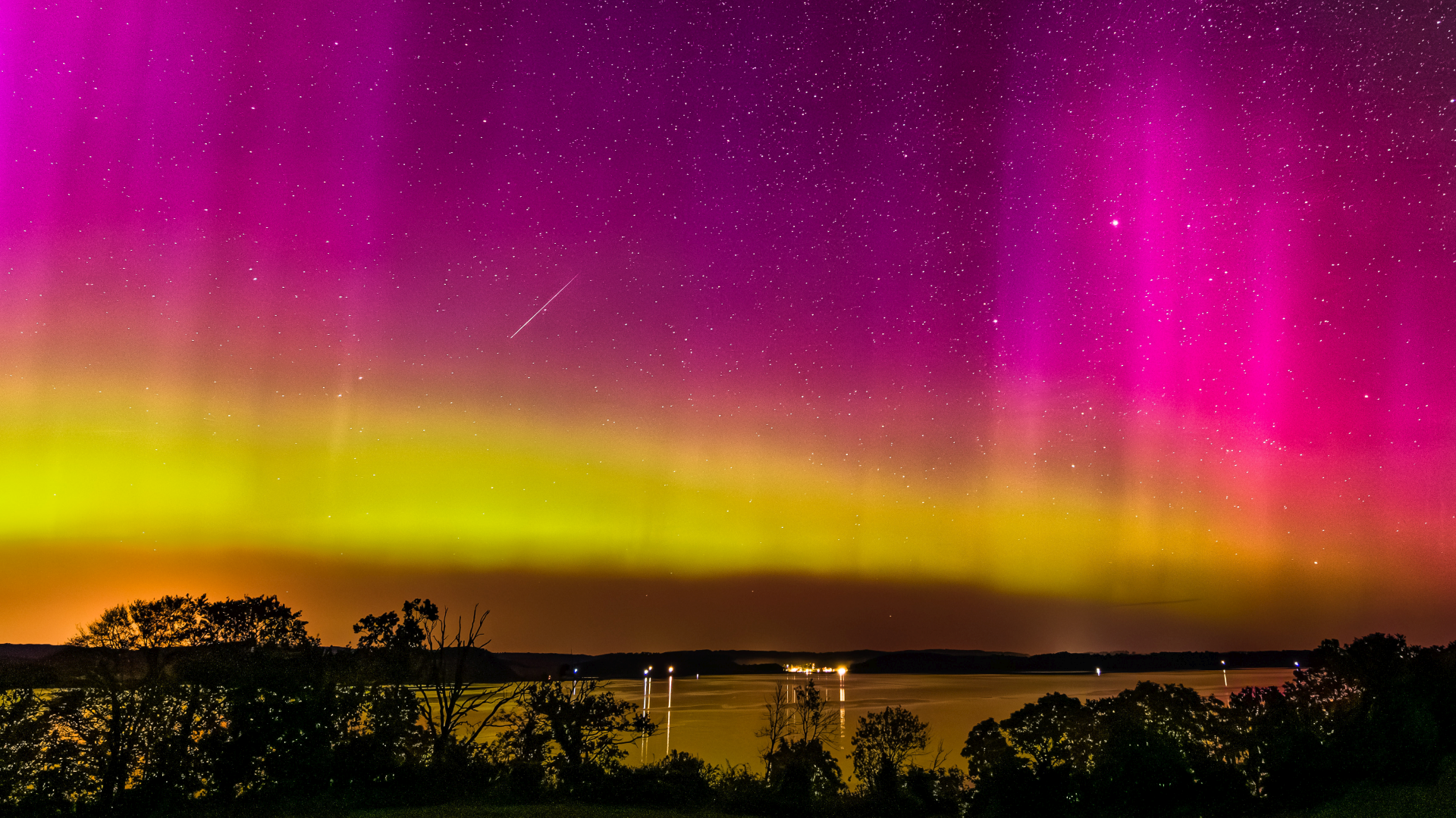 Sterrnschnuppe vor Polarlicht